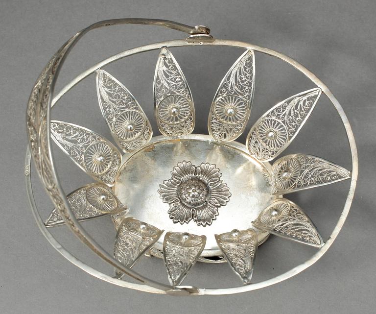 KORG, filigran, silver, Wien 1825. Tot vikt 88 gram.