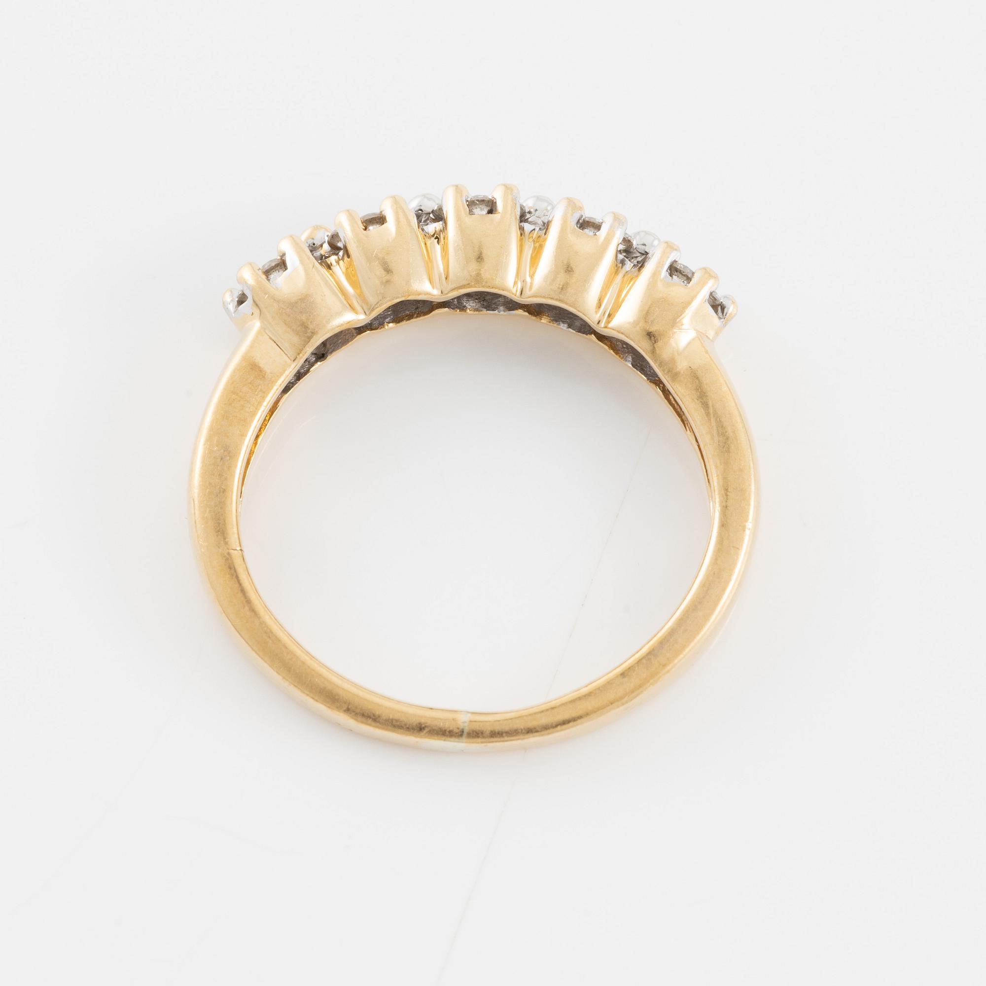 Ring 18K guld med små briljantslipade diamanter.