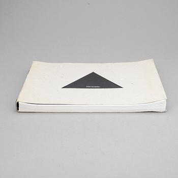 JOSEF KOUDELKA, fotobok, "Black Triangle", 1994, ISBN 80-901131-4-1.