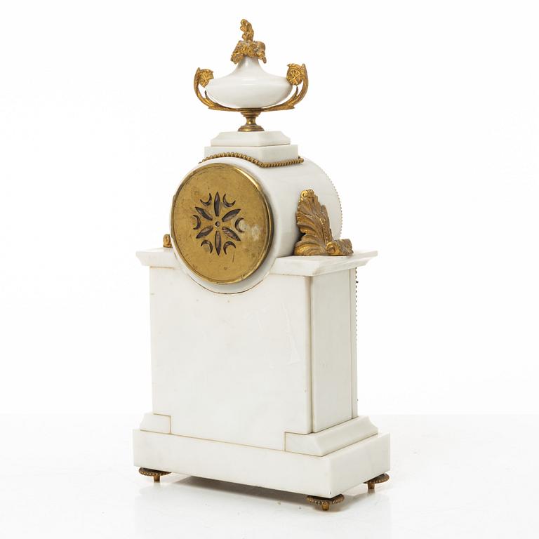 A Louis XVI-style mantle clock, around 1900.