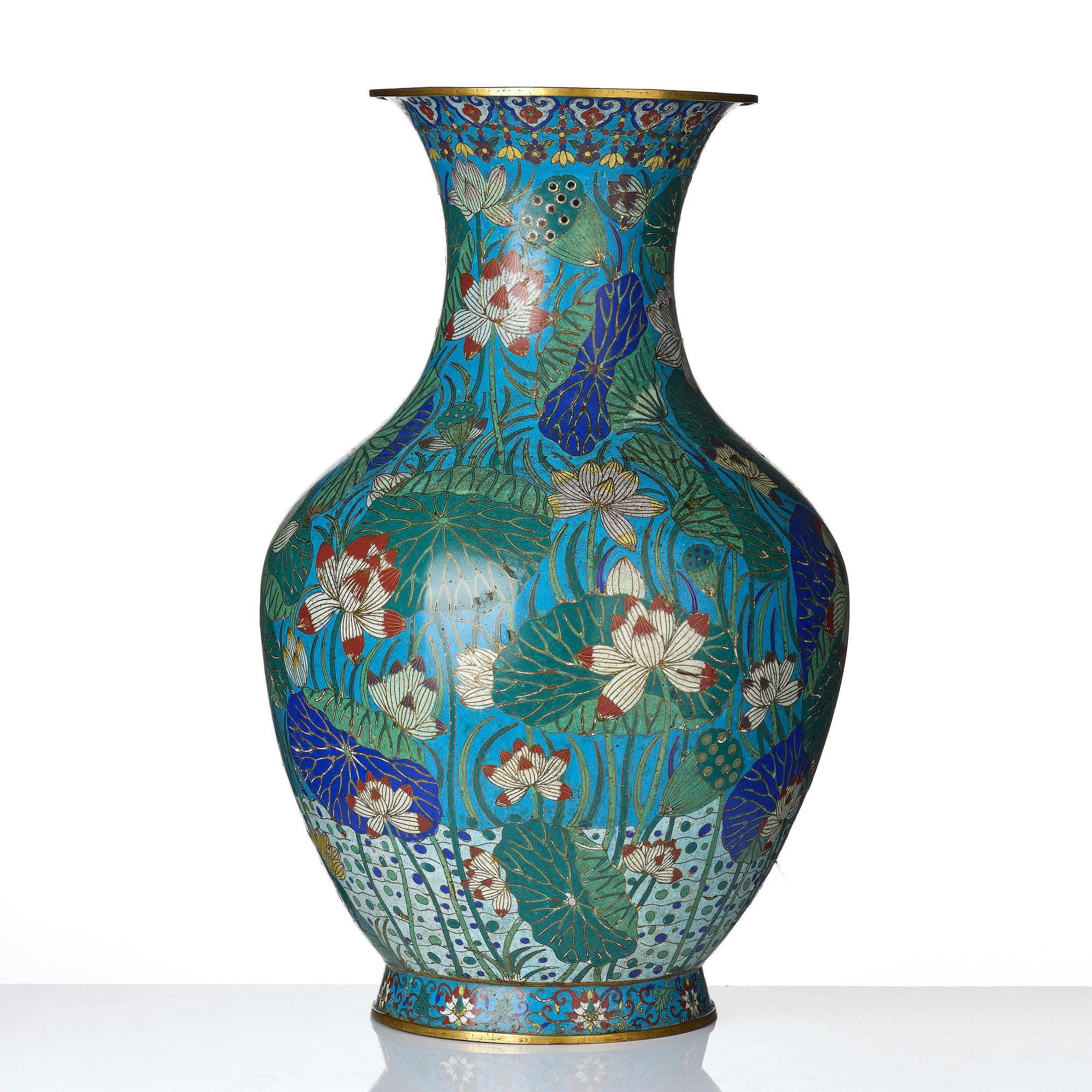 Praktvas, cloisonné. Qingdynastin, omkring 1800.