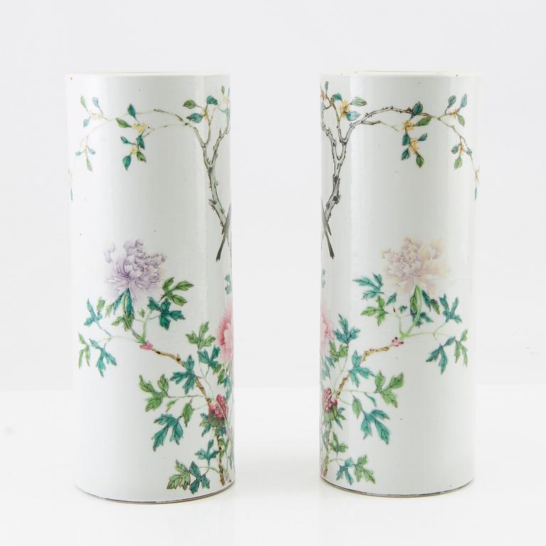 A pair of Chinese famille rose vases, Republic, first half of the 20th century.