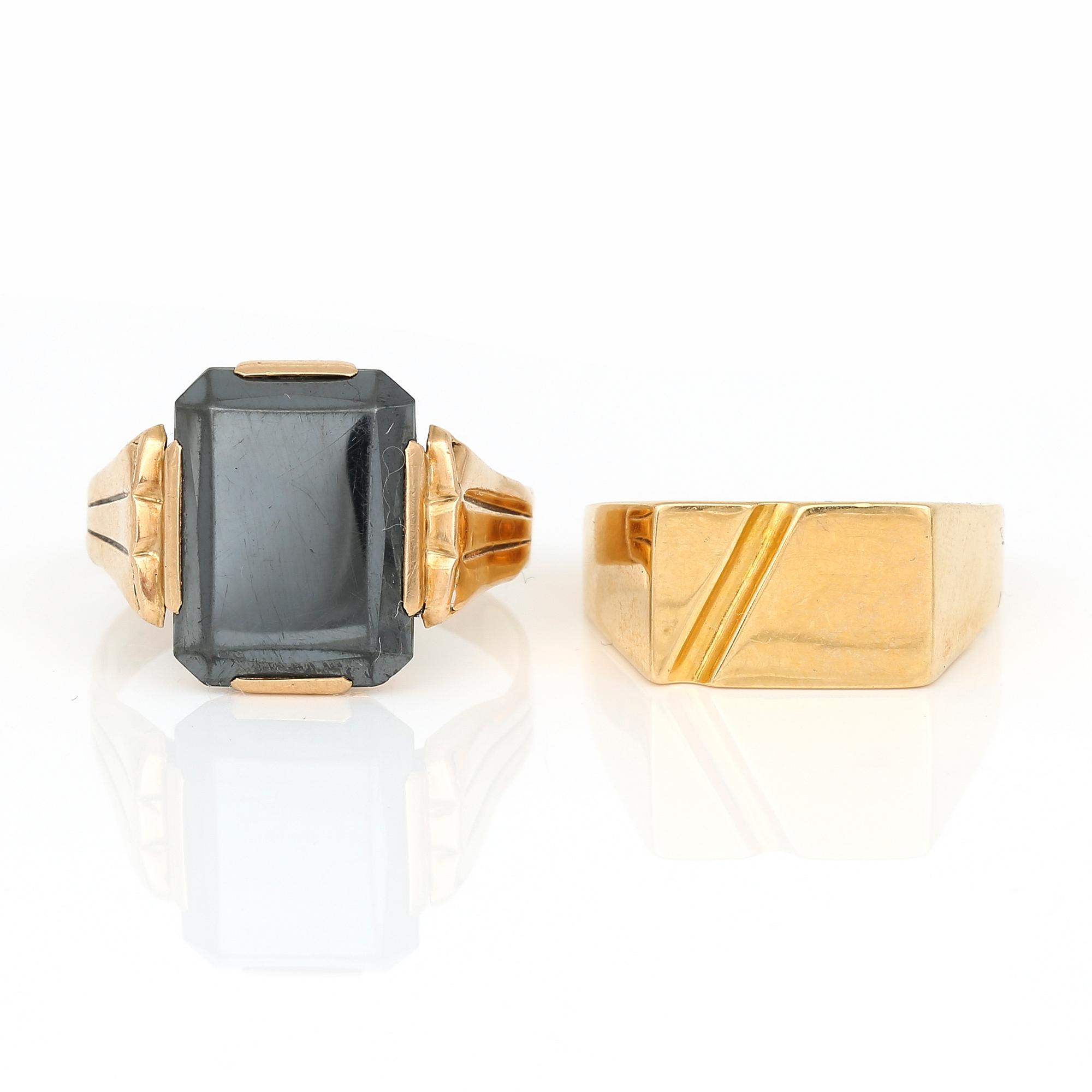 KLACKRINGAR, 2 st, olika guldhalter, 1900-talets andra hälft. Total vikt ca 12,35 g.