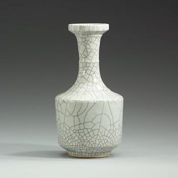 A ge-glazed vase, late Qing dynasty (1644-1912).