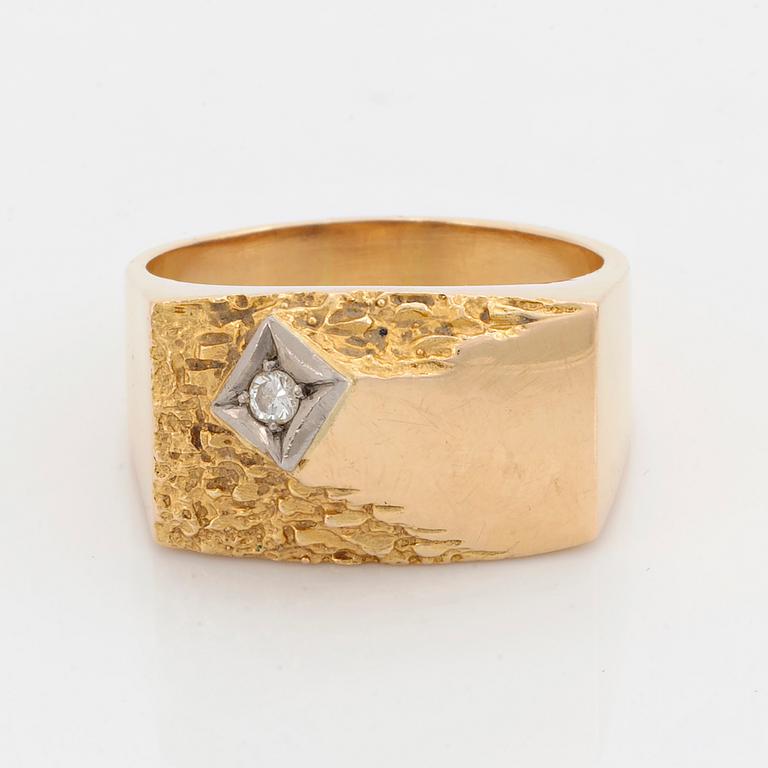 Klackring  18K guld med briljantslipad diamant.