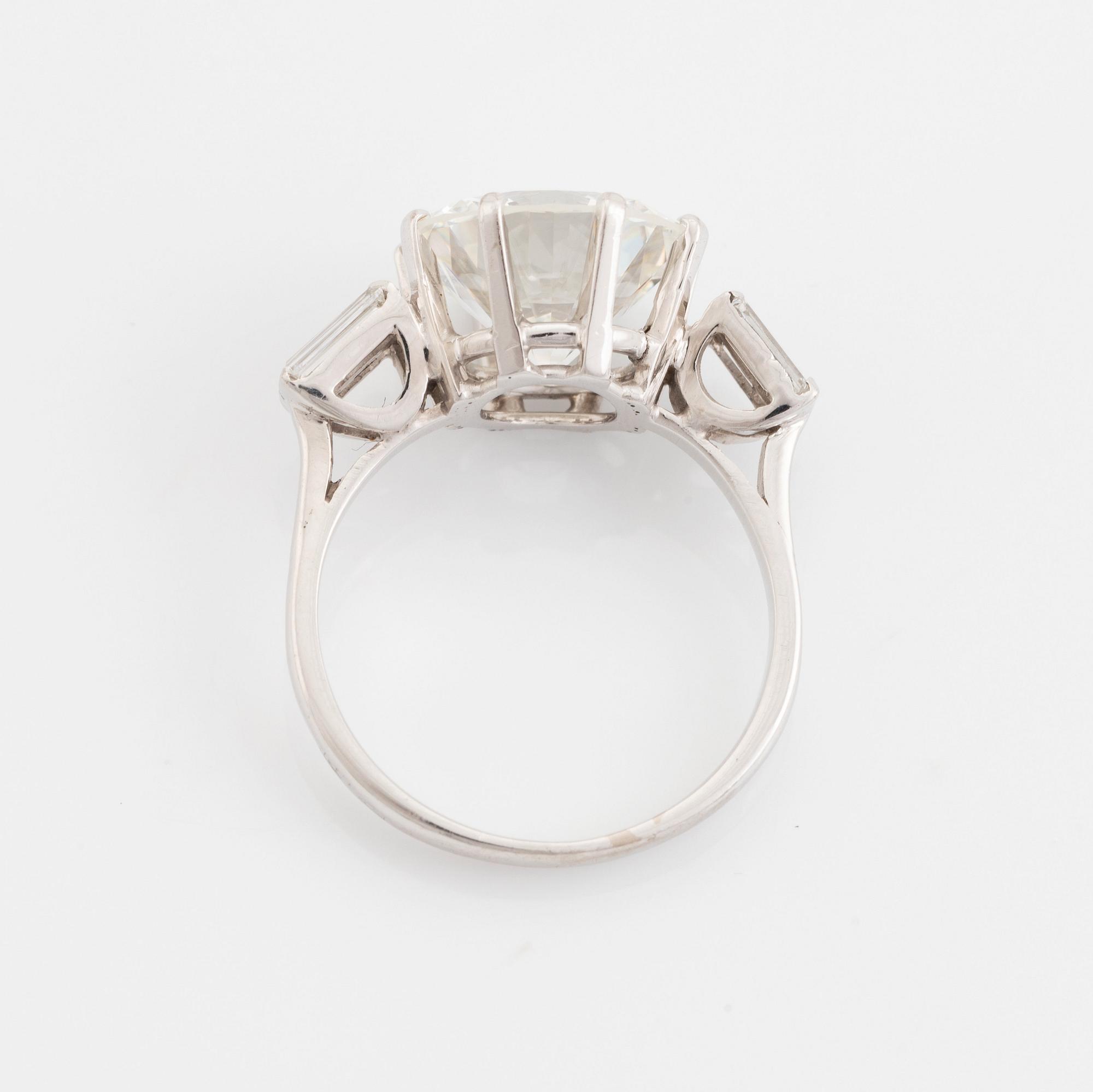 Ring 14K vitguld med en rund briljantslipad diamant vikt ca 5.25 ct kvalitet ca F/G vvs.