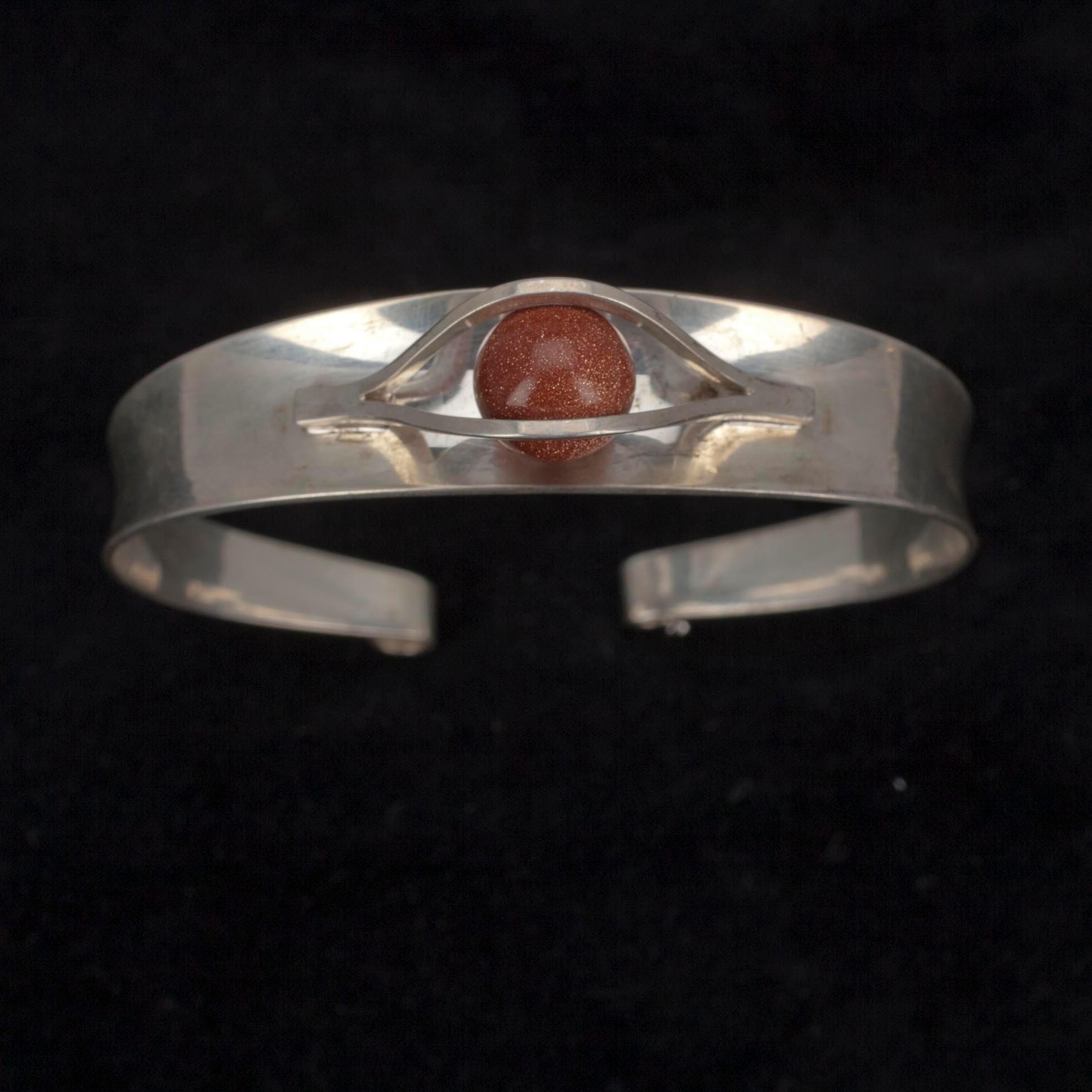 ARMRINGAR, 4 st, samt RINGAR, 2 st, och BROSCH, silver. Tot. vikt ca 100 g.