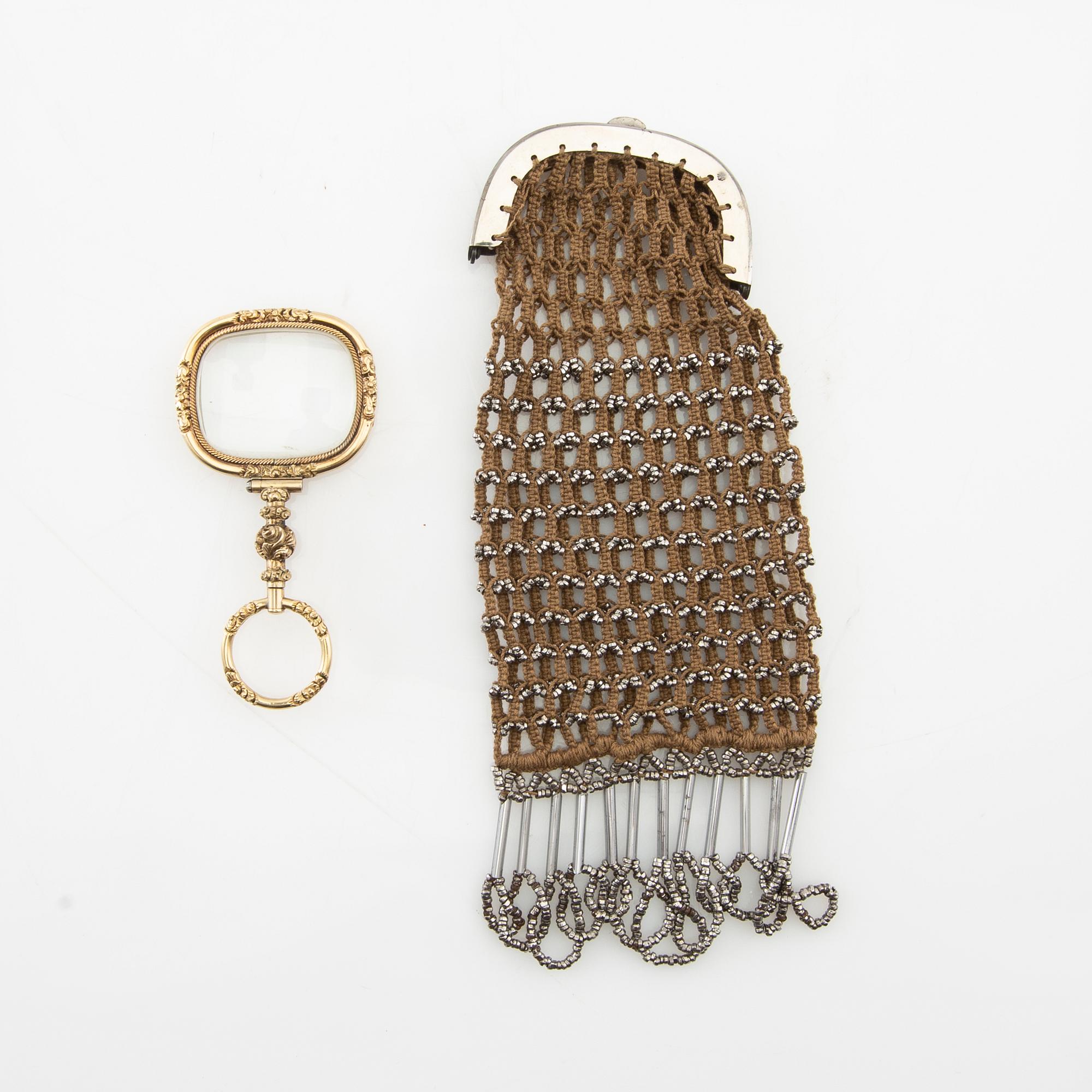 Various evening-related items such as cigarette cases, powder compacts, perfume flacons, etc., from the first half of the 20th century.