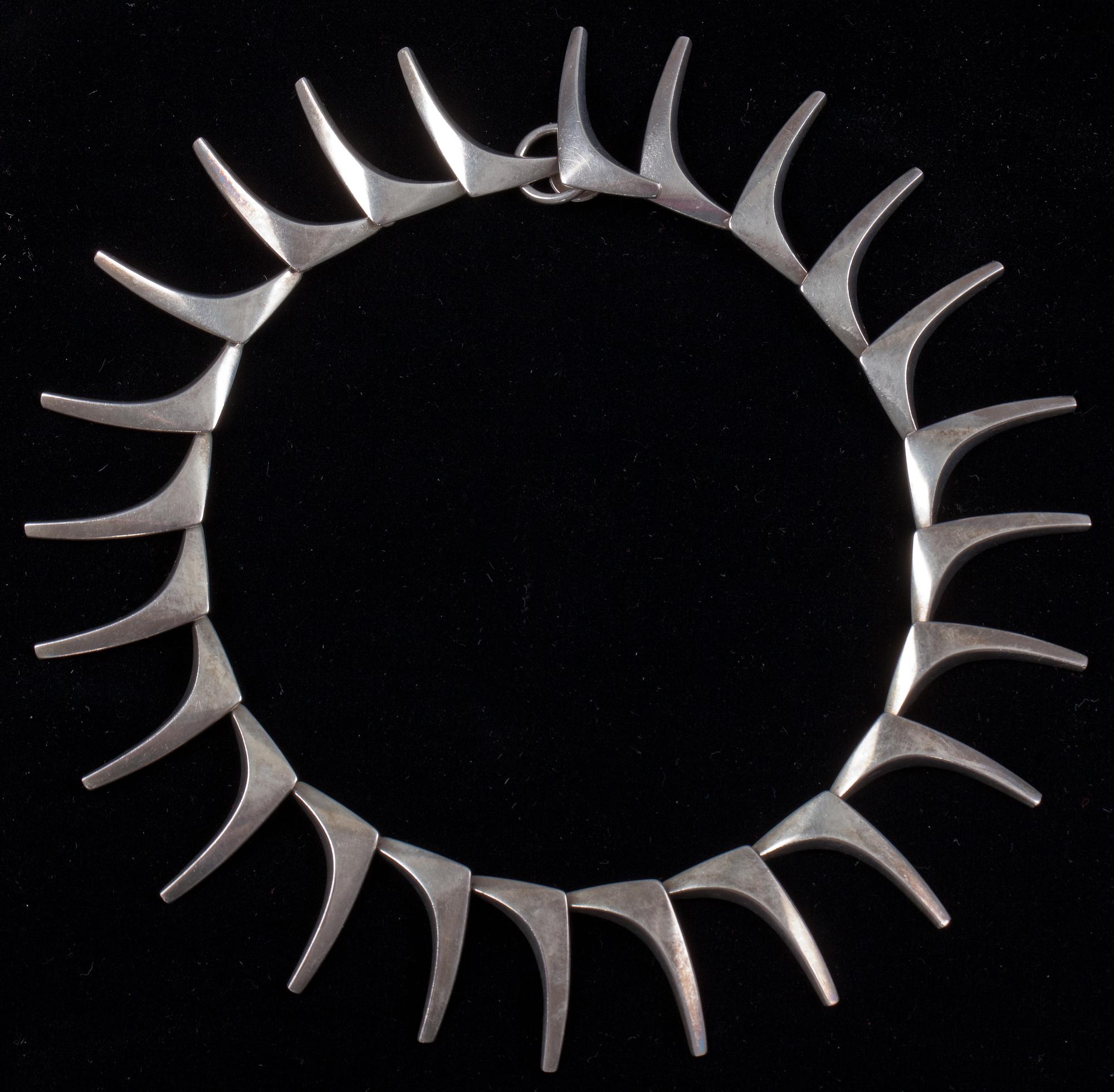 COLLIER, BROSCH och ÖRHÄNGEN, ett par. Sterling silver, Danmark. Vikt tot ca 100 g.