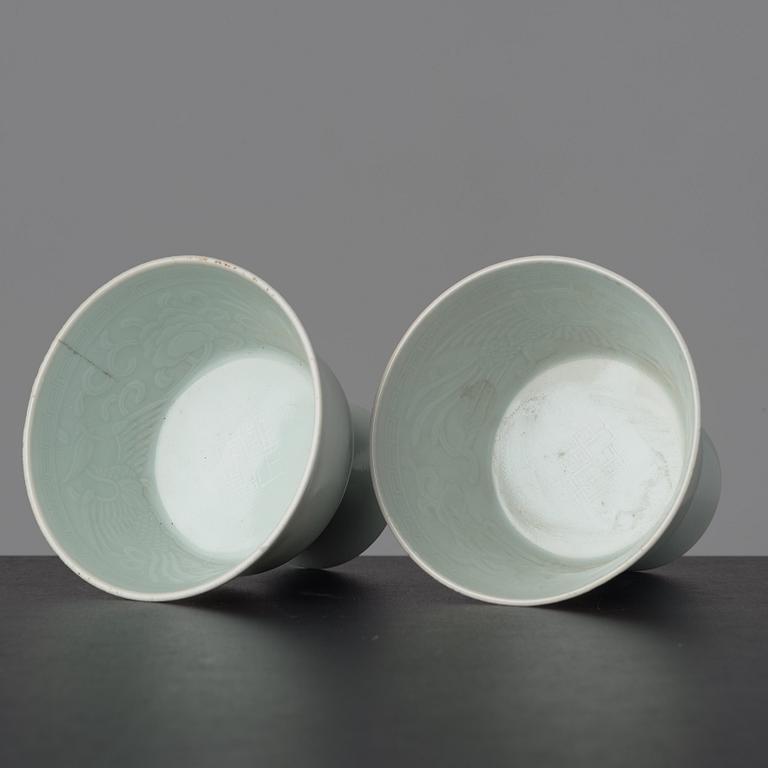 STEMCUPS ett par, porslin. Kina, 1900-tal med Yongzhengs märke.