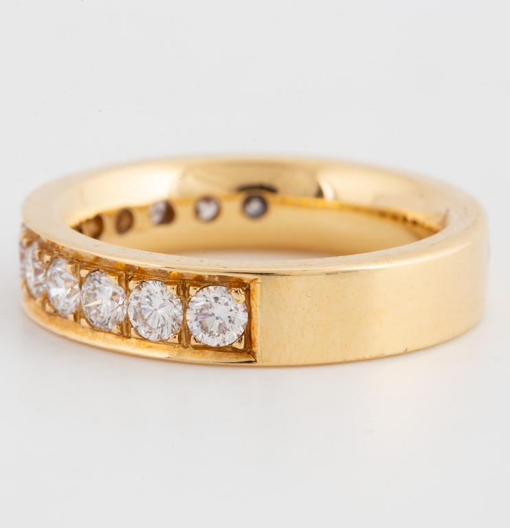 An half-eternity ca 1,20 ct brilliant-cut diamond ring.