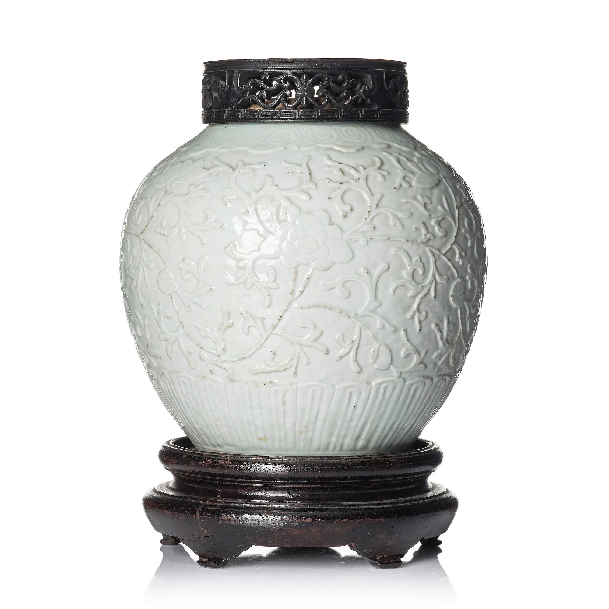 A blanc de chine jar, Qing dynasty, 19th century.