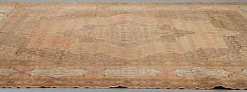 A CARPET, semi-antique Tabriz, ca 369,5 x 272,5 cm.