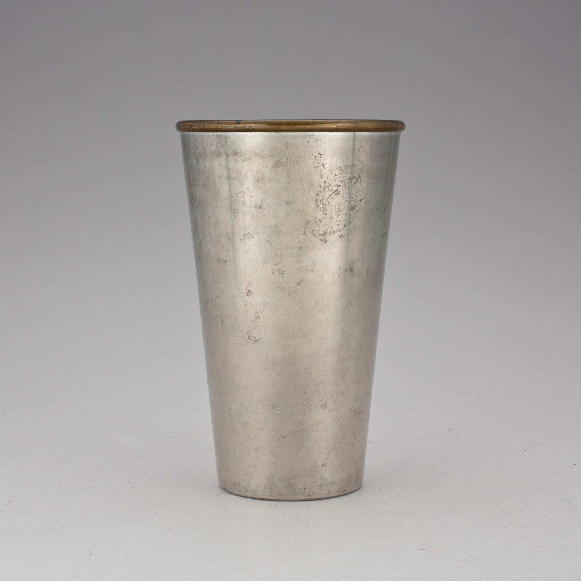 VAS, tenn och mässing. Möjligen Björn Trägårdh. Firma Svenskt Tenn, Stockholm 1948.