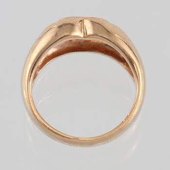 RING, 18K guld med briljantslipade diamanter 0.15 ct, troligtvis Hans Strömdahl, Stockholm. Vikt 6,0 gram.