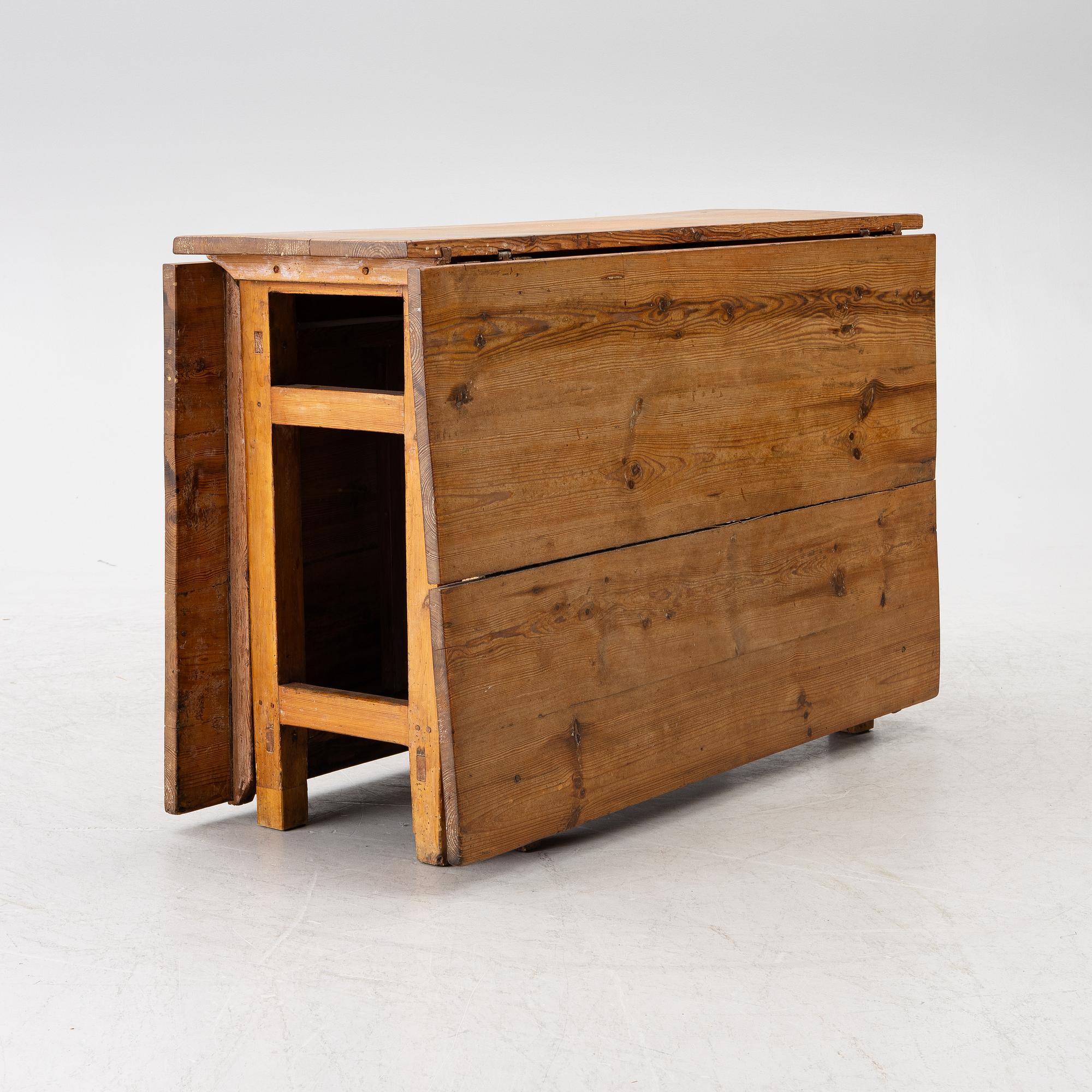 A gate leg table, 18th/19th century.