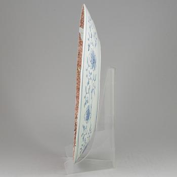 A large imari serving dish, Meiji (1868-1912).