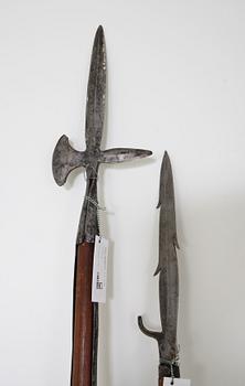 HILLEBARDER, 2 st, efter äldre förlaga.