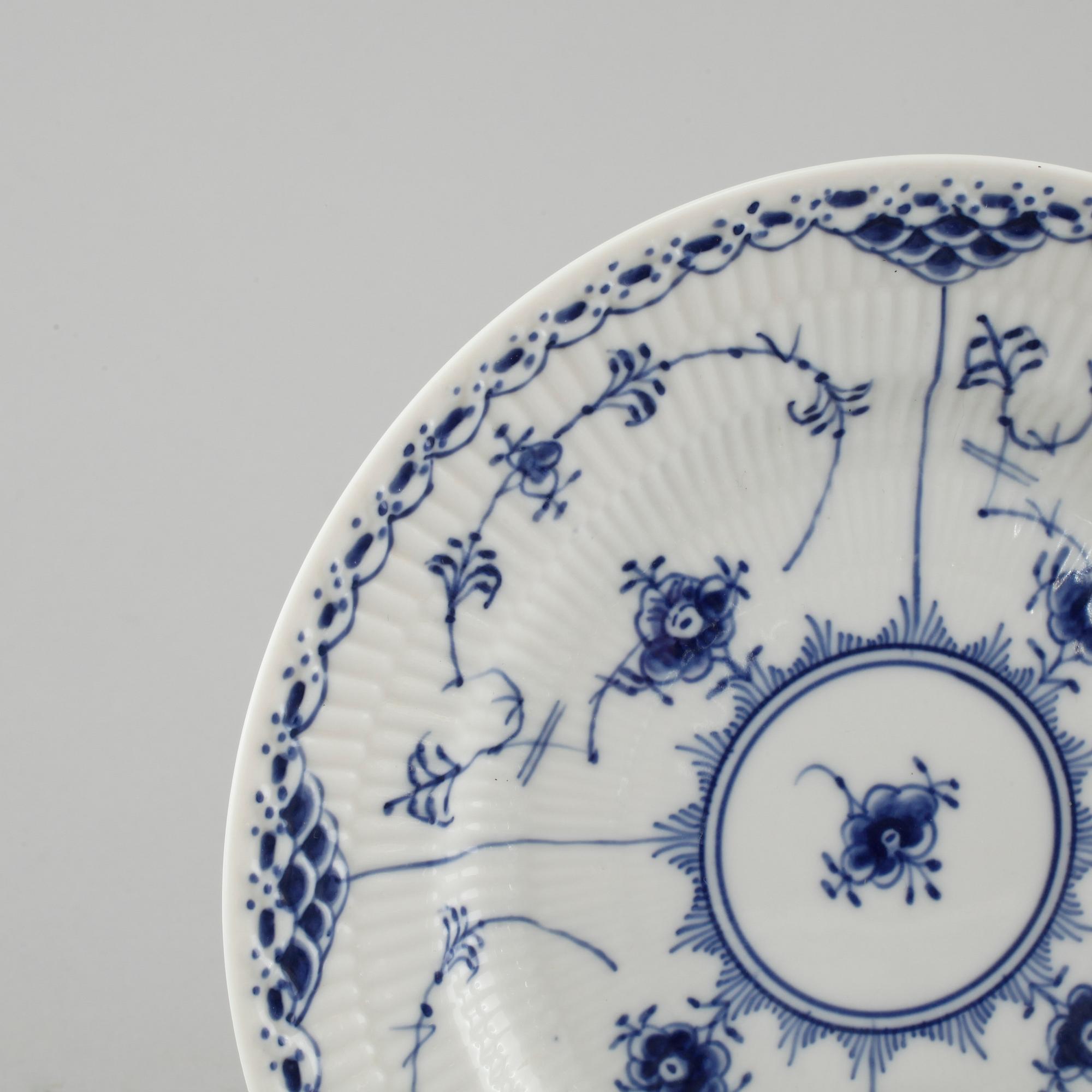 24 pieces of Musselmalet porcelain, made by Royal Copenhagen, 20th  century.