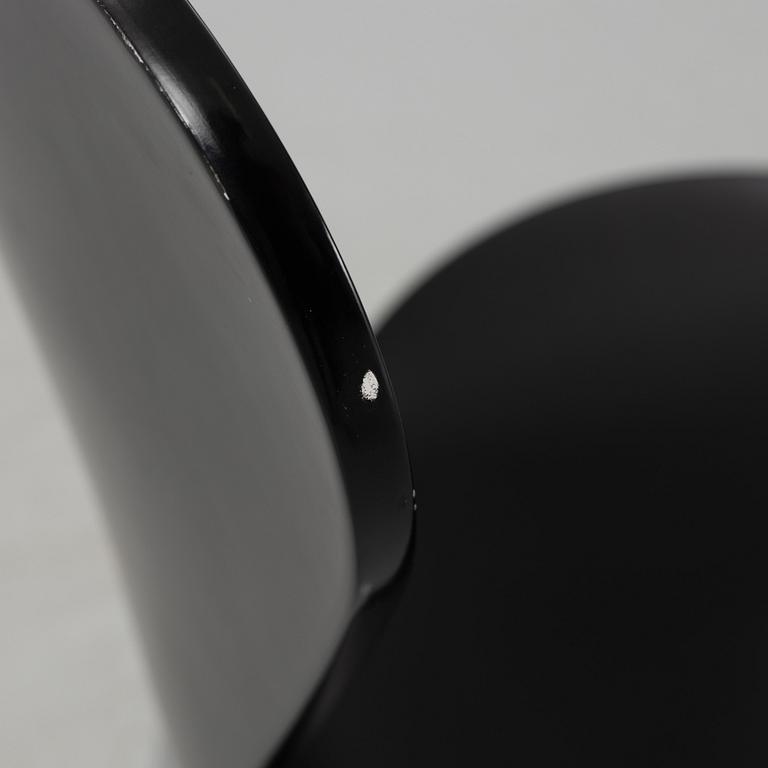 Arne Jacobsen, a set of six model 'Seven' chairs, Fritz Hansen, Denmark 2018.