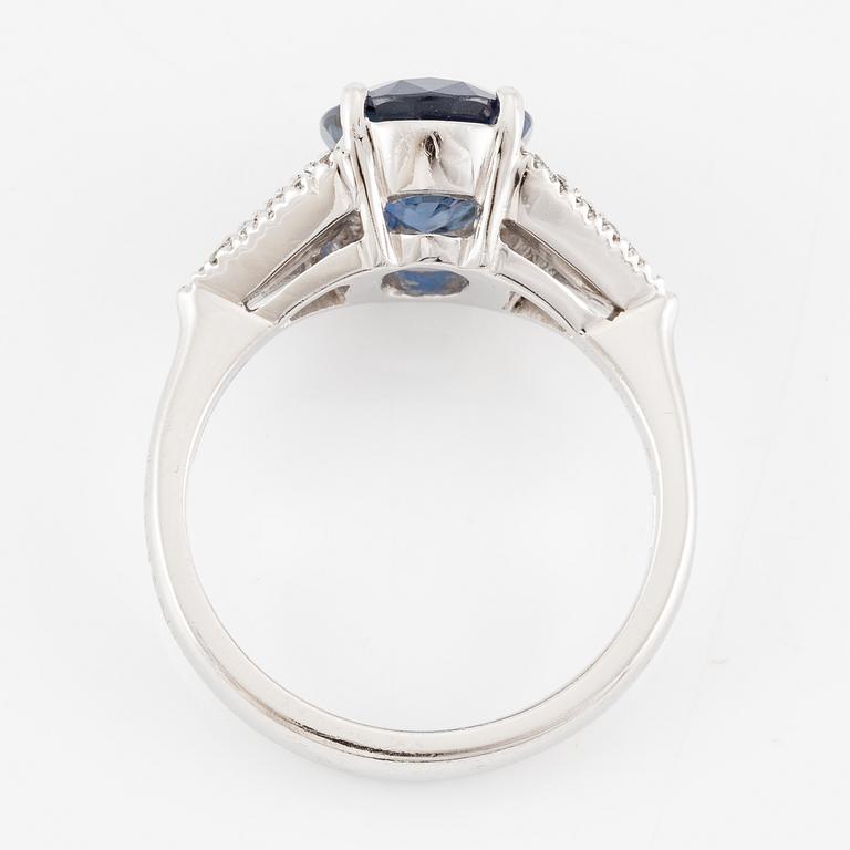 Damiani ring platina med en fasettslipad safir samt triangulära- och runda briljantslipade diamanter.