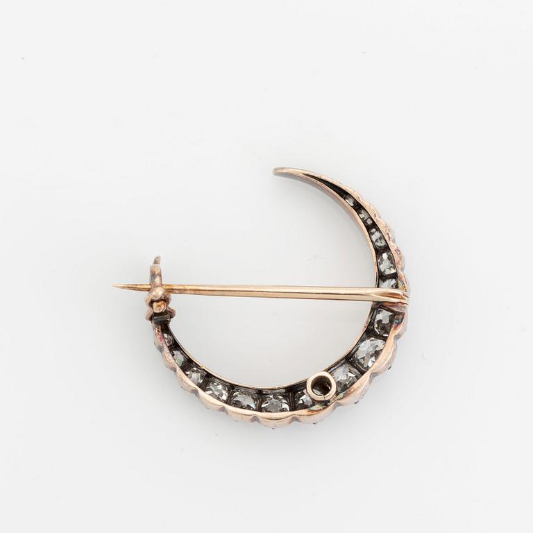 Brosch silver och guld med gammalslipade diamanter i form av en halvmåne.