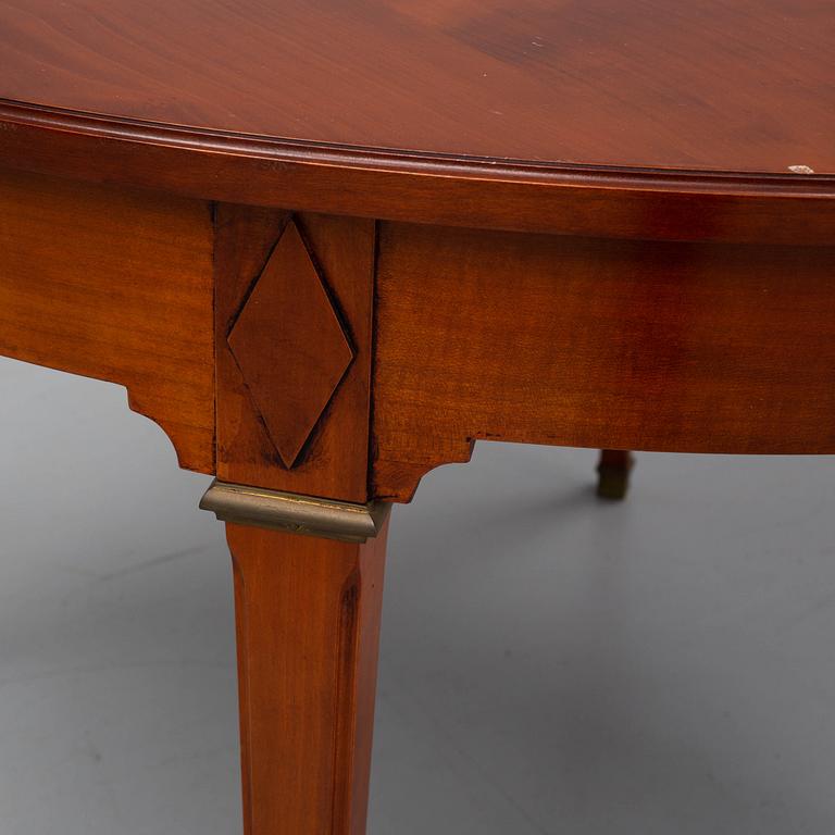 A late 20th century dining table. 3 leaves included.