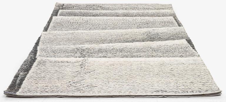 Helena Hernmarck, vävd tapet, "Folded paper 3", slätväv, ca 171 x 103 cm signerad Hernmarck.