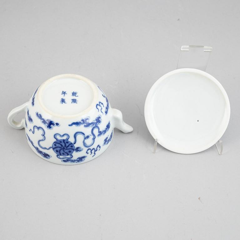 A Chinese blue and white porcelain teapot, late Qing dynasty, late 19th century.