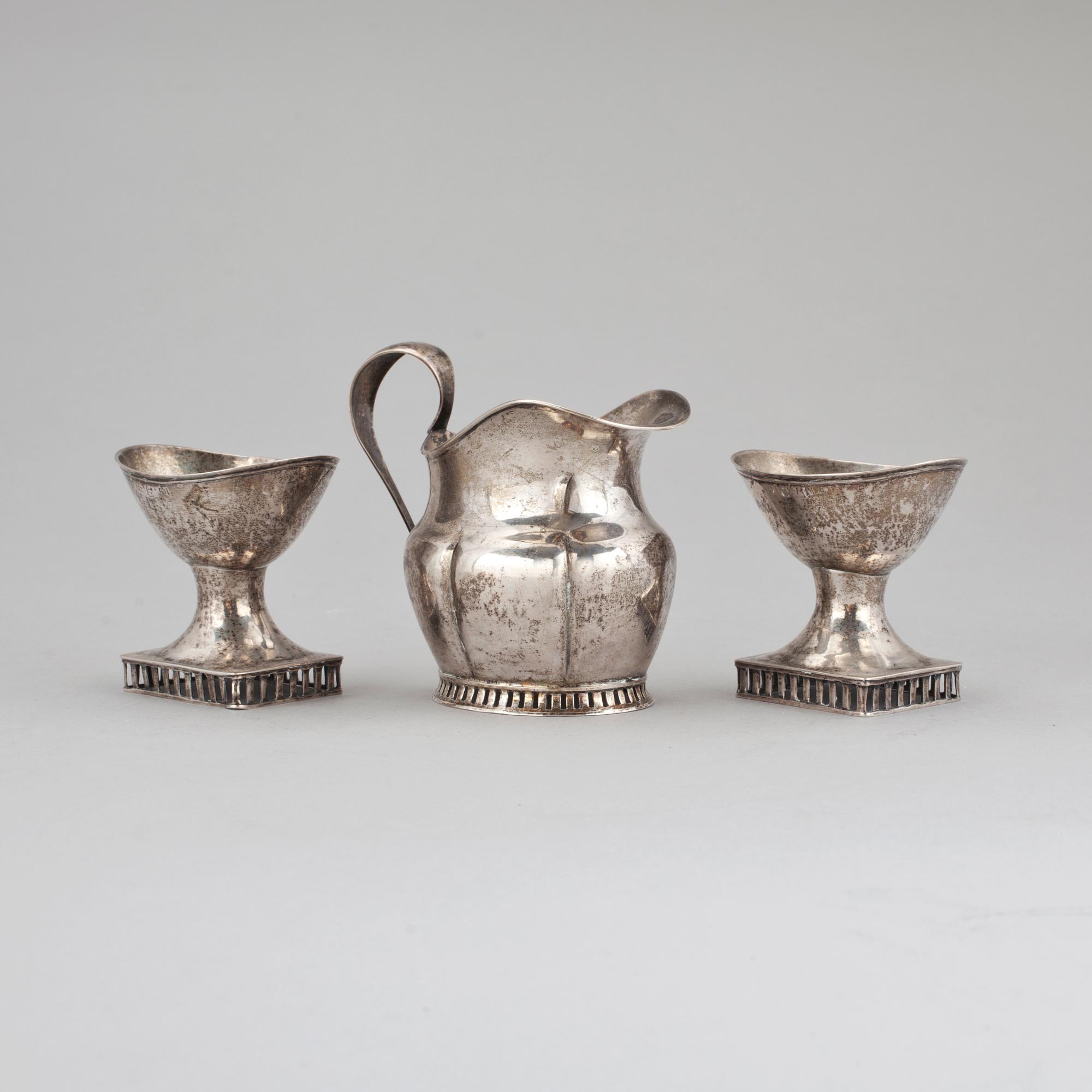 SALTKAR samt GRÄDDKANNA, silver, Senempire, kannan tillverkad av Jacob Engelbert Sundberg, Sundsvall,1864. Vikt ca 169 g.