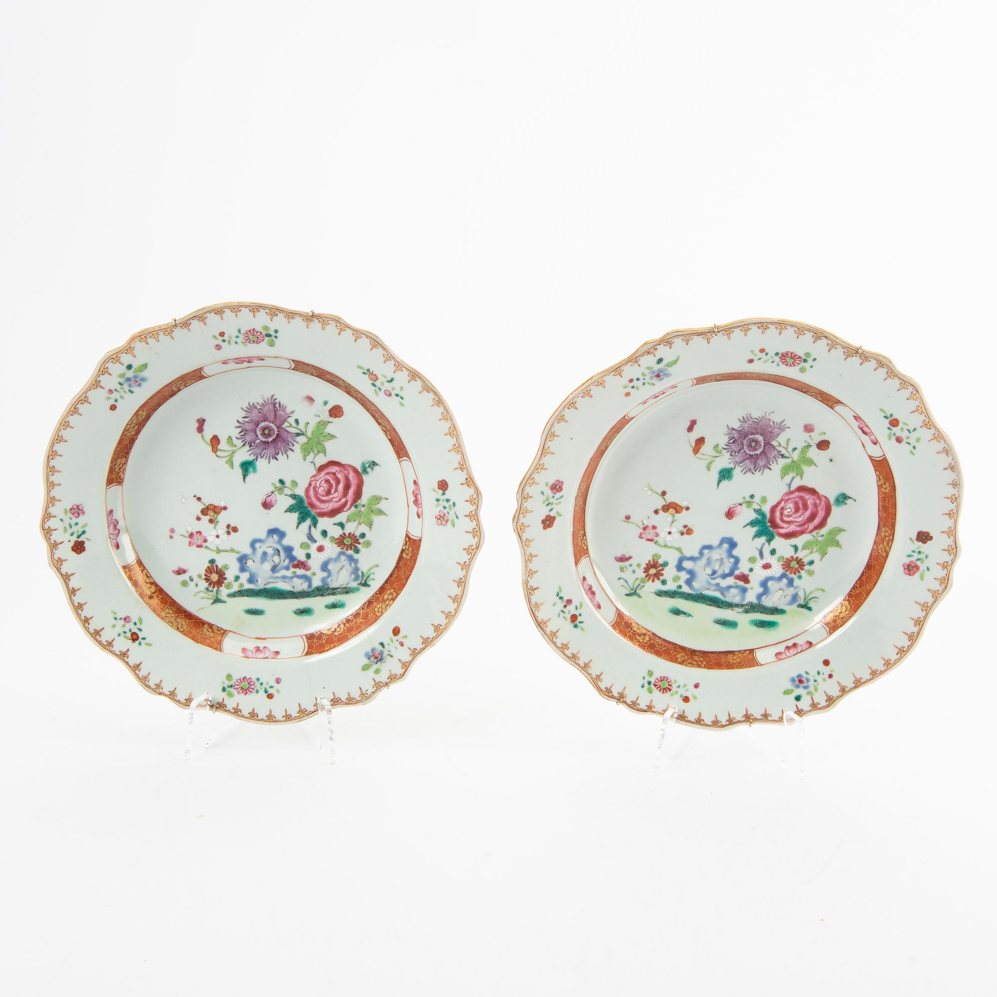 Tallrikar, tre stycken (2+1), porslin. Kina, Qingdynastin, 1700-tal.