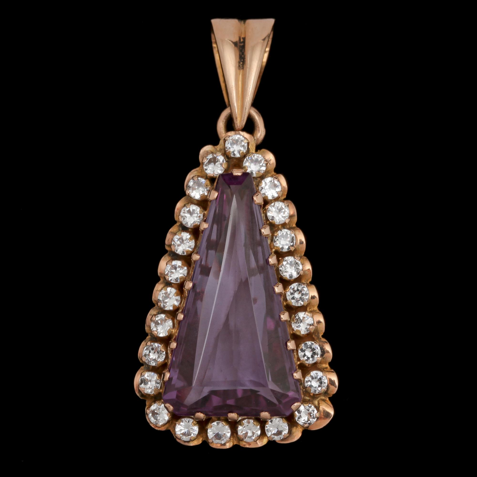 HÄNGE, 14k guld, fasettslipad topas samt 25 små briljantslipade bergskristaller, 1900-talets andra hälft. Vikt 8 g.