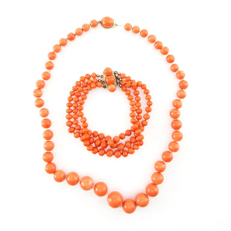 Jewellery made of coral, one item by K. Uyeda, Japan/China, first half of the 20th century.