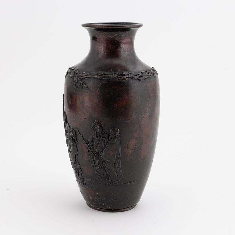 A Japanese bronze vase, 20th century.