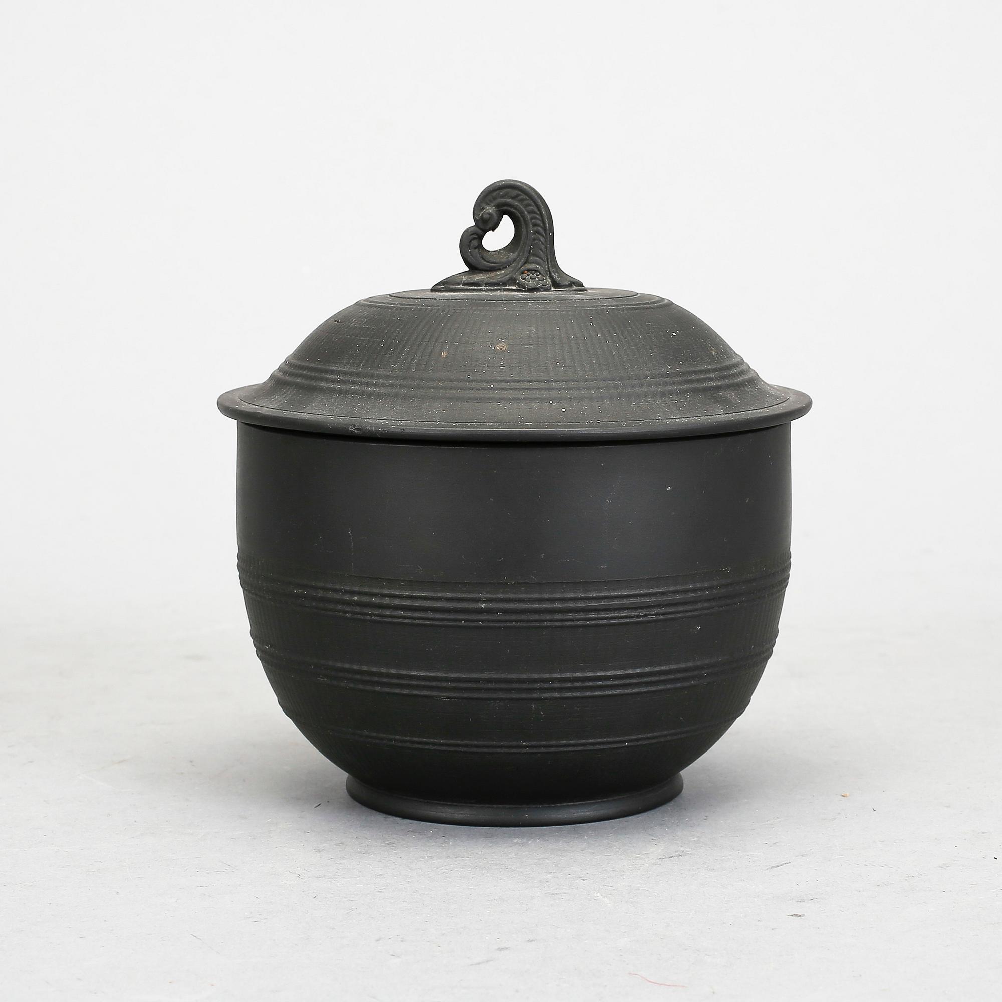 SKÅL MED LOCK, porslin, sk basaltware, sannolikt England, 1800-tal.