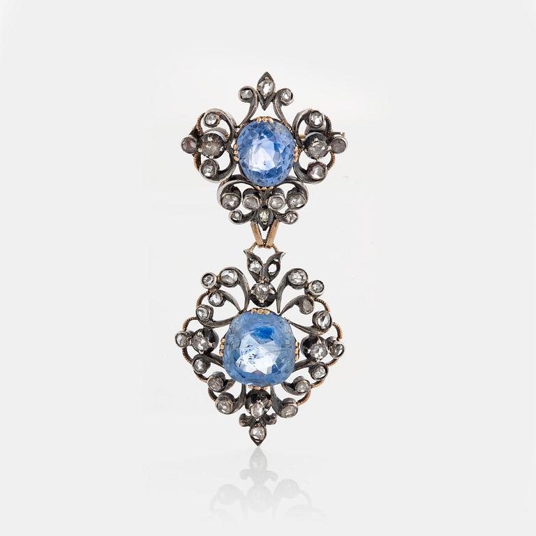 Brosch med två stycken safirer ca 4.6 ct samt 5.8 ct enligt medföljande certifikat.