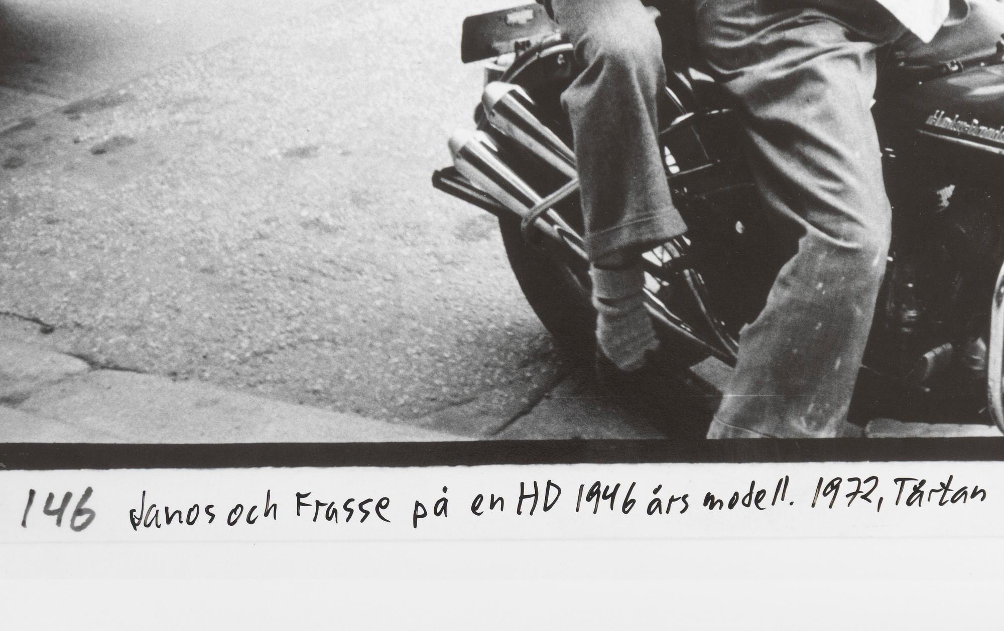Carl Johan De Geer, "Janos och Frasse på en HD 1949 års modell. 1972, Tårtan".