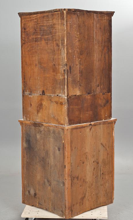 HÖRNSKÅP, allmoge, 1800-talets första hälft.
