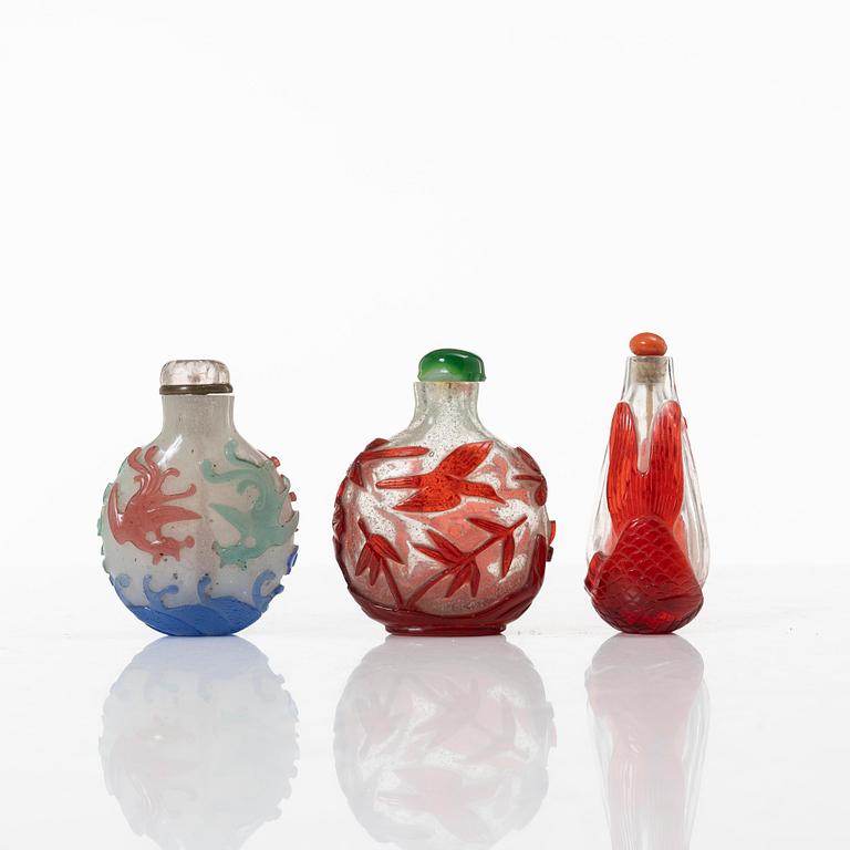 Snusflaskor, tre stycken, pekingglas, sen Qingdynasti /omkring 1900.