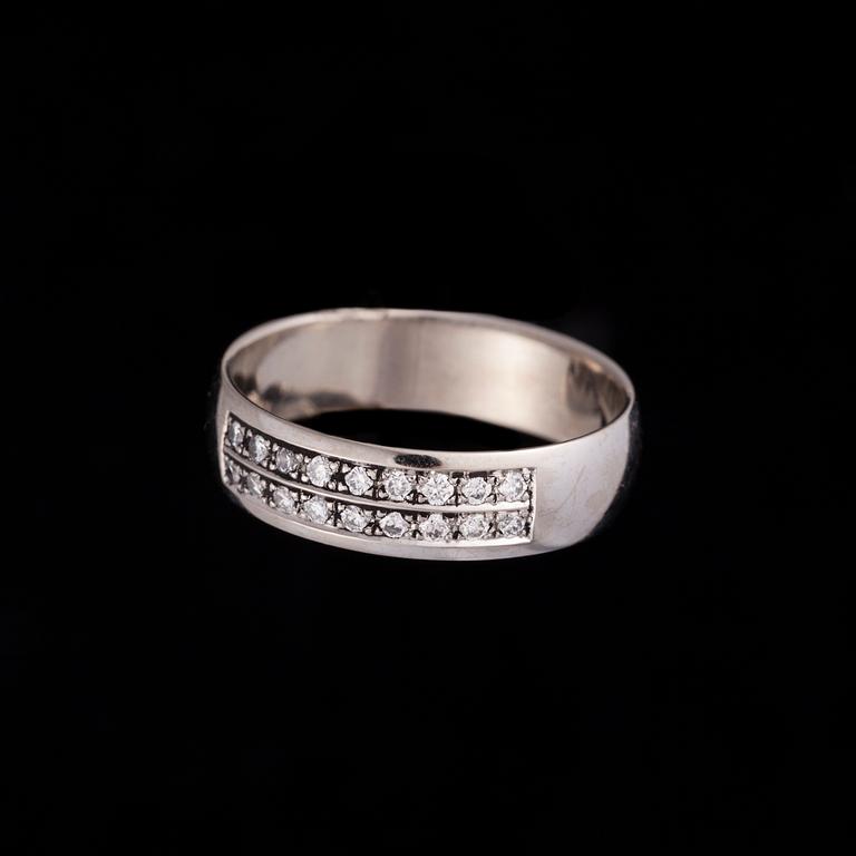 RING, 14K vitguld, briljantslipade diamanter. Vikt ca 2,8 g.