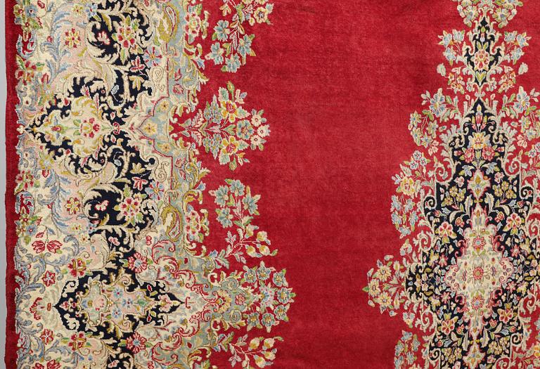 A Kirman Laver carpet, approx. 426 x 300 cm.