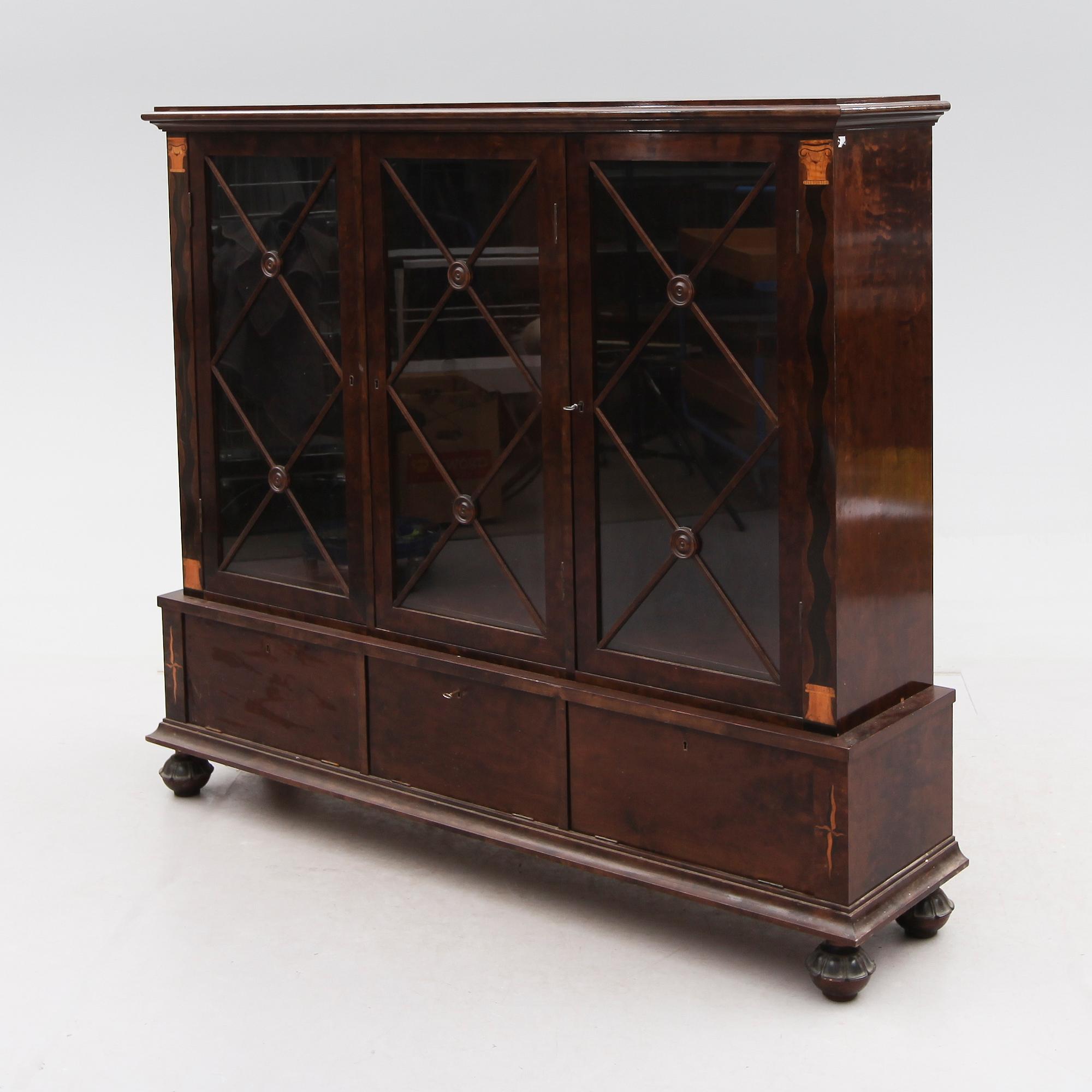 BOKSKÅP, 1900-talets första hälft.