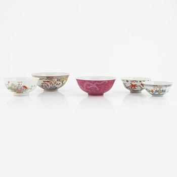 A group of five Chinese porcelain bowls, 20th century.