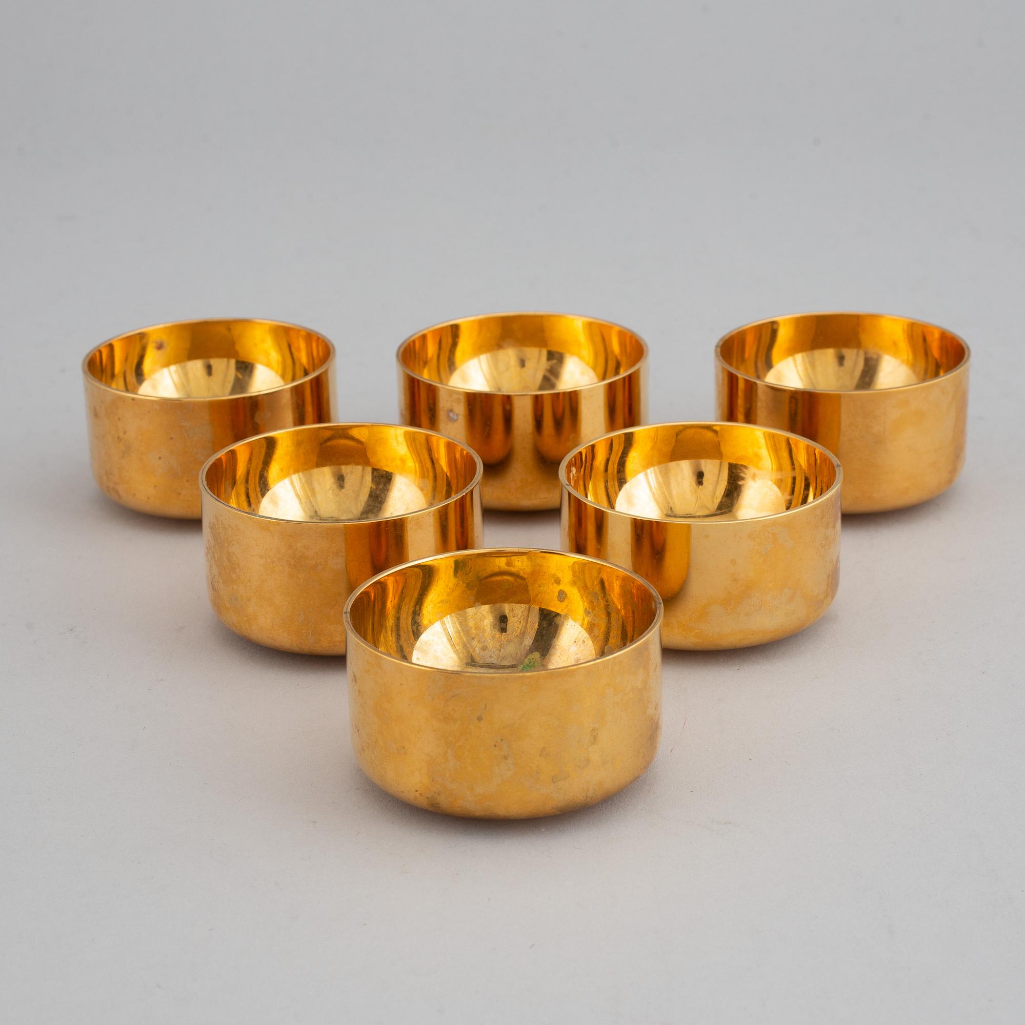 PIERRE FORSSELL, a gilt brass flask and six cups, Skultuna.