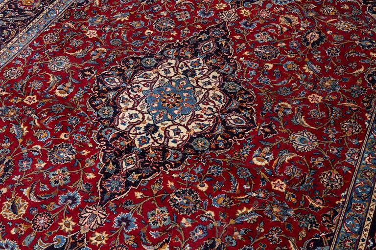A Kashan carpet, a. 407 x 265 cm.
