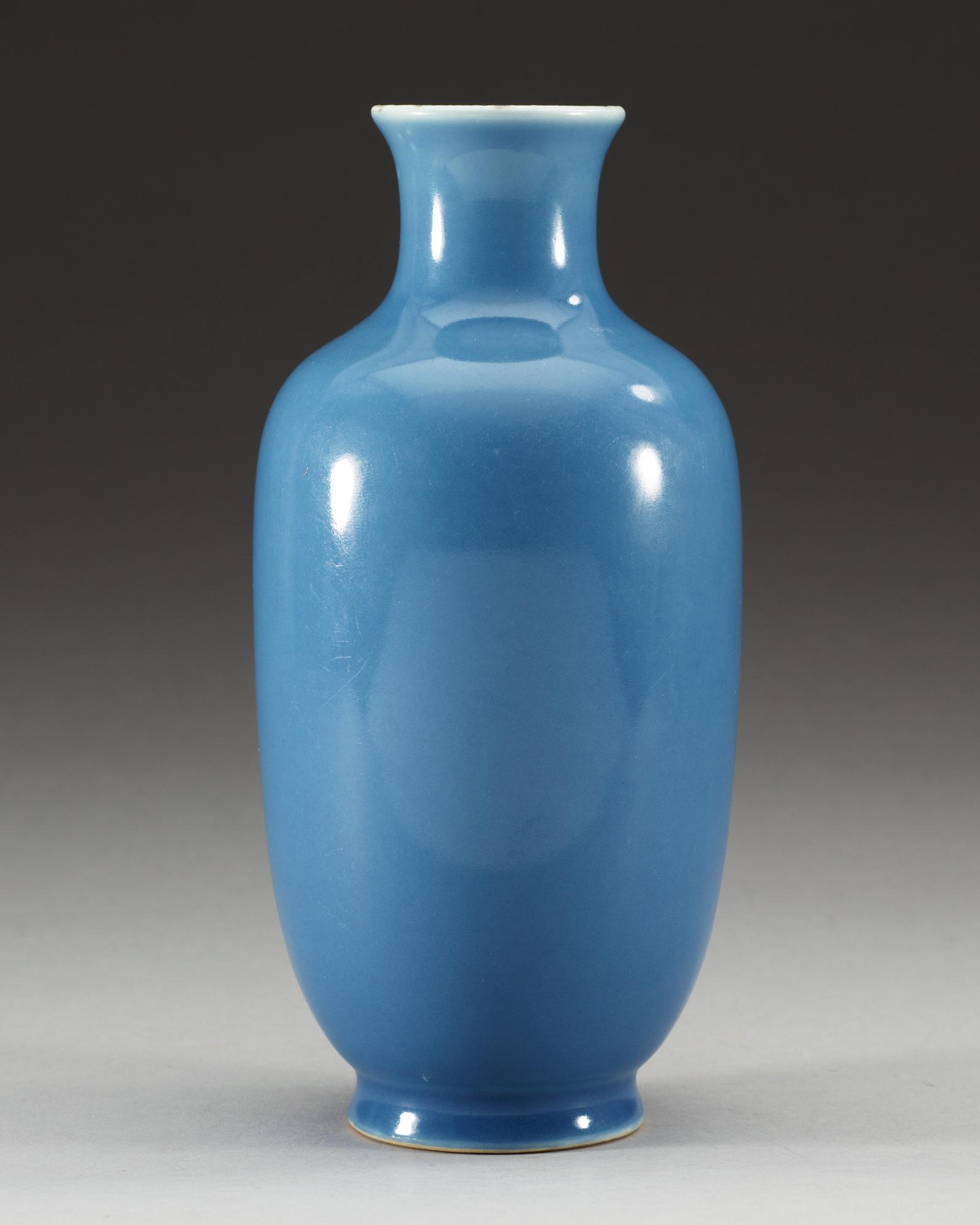 VAS, porslin. Qing dynastin, 1800-tal med Qianlongs märke.