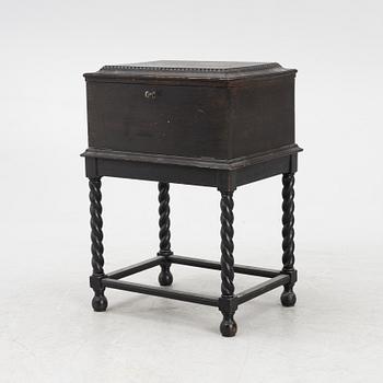 Bestickuppsättning i schatull, silver, 105 delar, modell "Svenskt spets", Svenska importstämplar samt GAB, 1919-23.