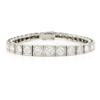 557A. A tennisbracelet 18K white gold with round brilliant-cut diamonds.