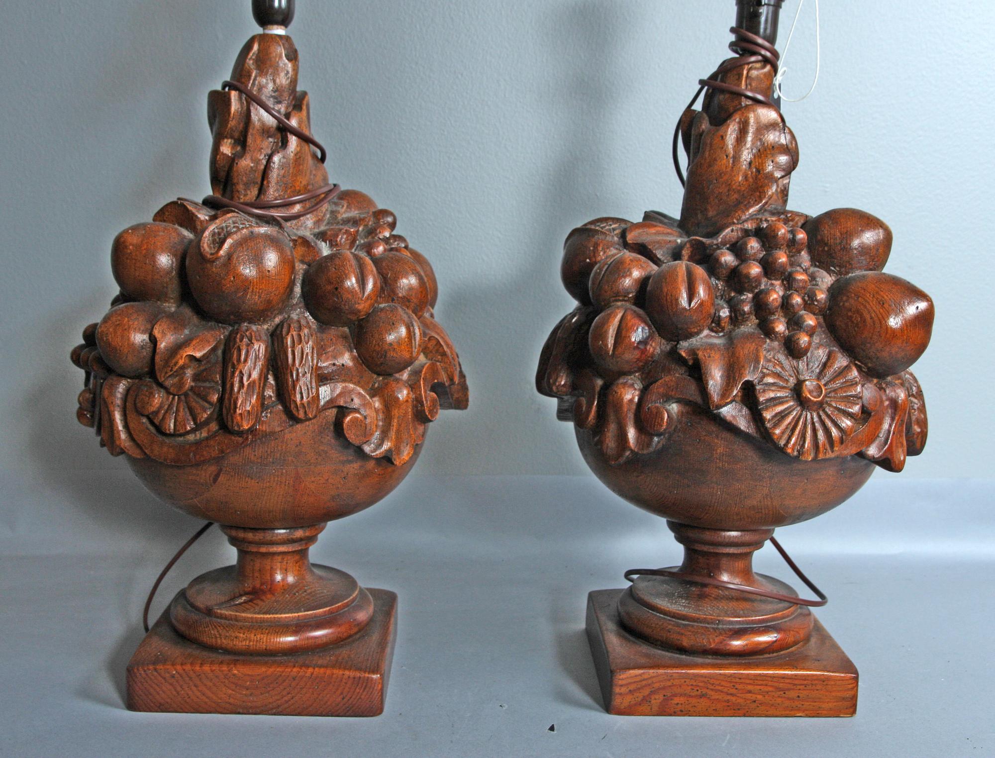 BORDSSLAMPOR, ett par, trä, troligen Spanien.