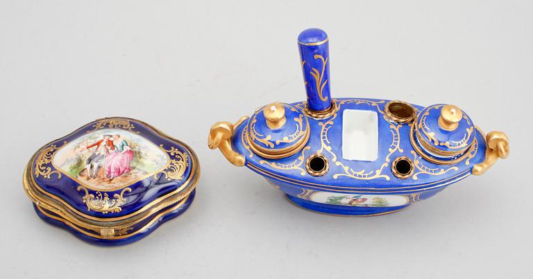 SKRIVSTÄLL, porslin, märkt Sèvres samt DOSA, Frankrike, 1900-tal.